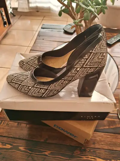 Tacones negros con diseño geométrico - miniatura 3