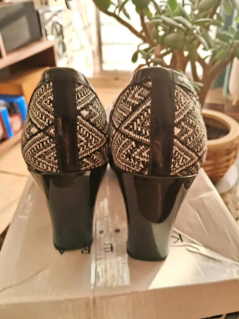 Tacones negros con diseño geométrico - 4