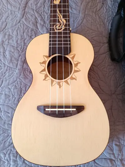 Ukulele de madera con funda - miniatura 2