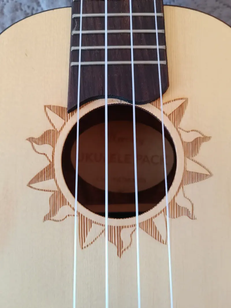 Ukulele de madera con funda - 3