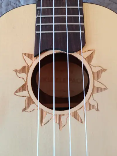 Ukulele de madera con funda - miniatura 3
