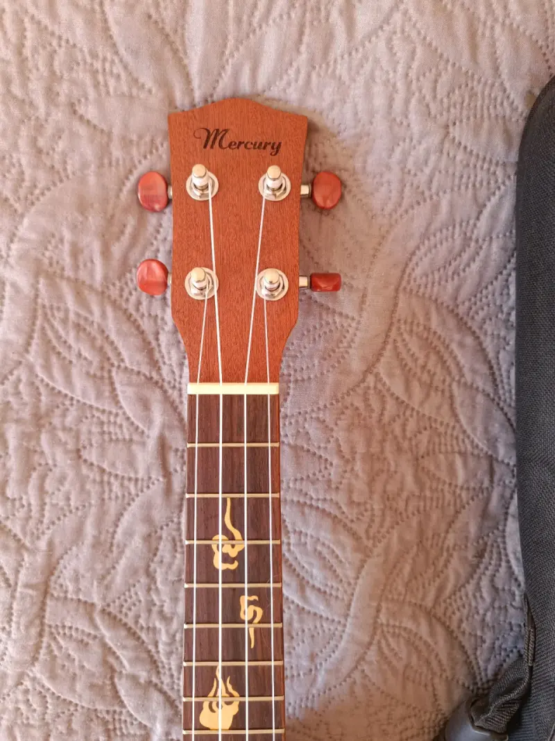 Ukulele de madera con funda - 4