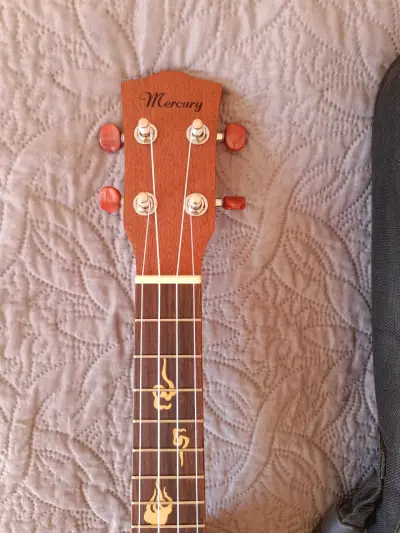 Ukulele de madera con funda - miniatura 4