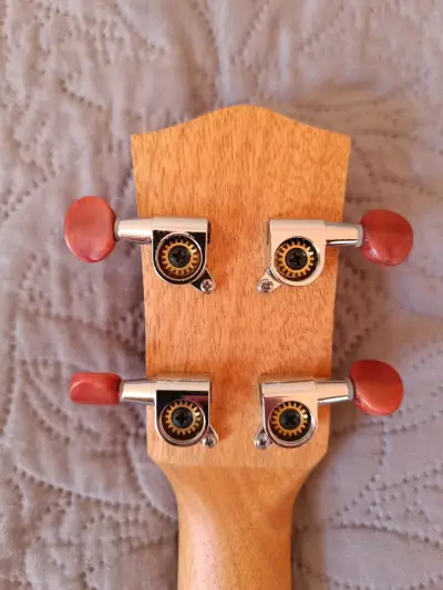 Ukulele de madera con funda - miniatura 6