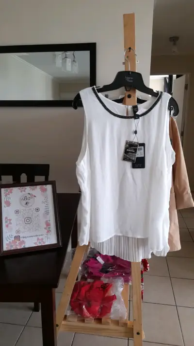 Blusa blanca con detalles negros - miniatura 1