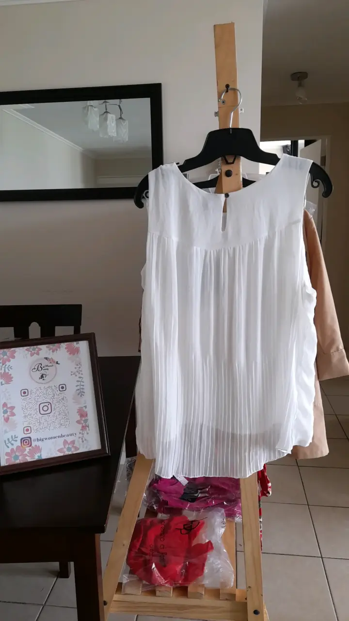 Blusa blanca con detalles negros - 2
