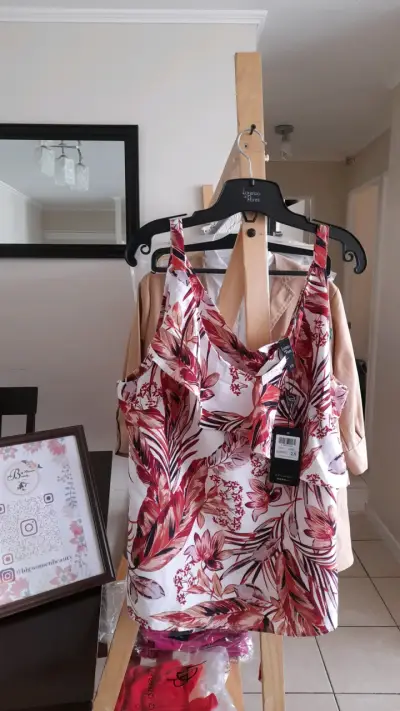 Blusa tropical con volantes nueva - miniatura 1
