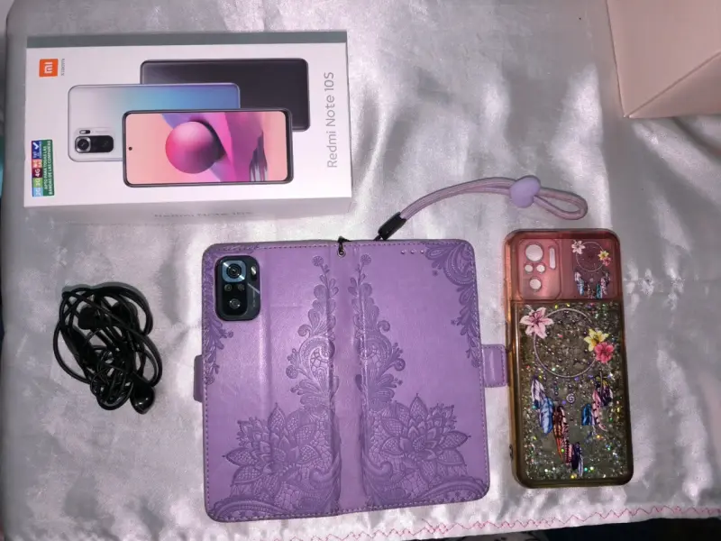 Xiaomi Redmi Note 10S con accesorios - 1