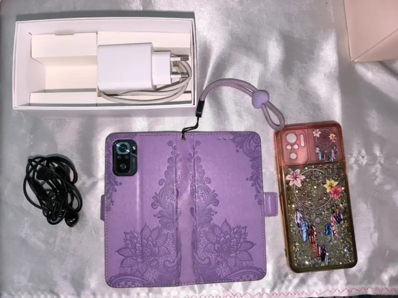 Xiaomi Redmi Note 10S con accesorios - 2