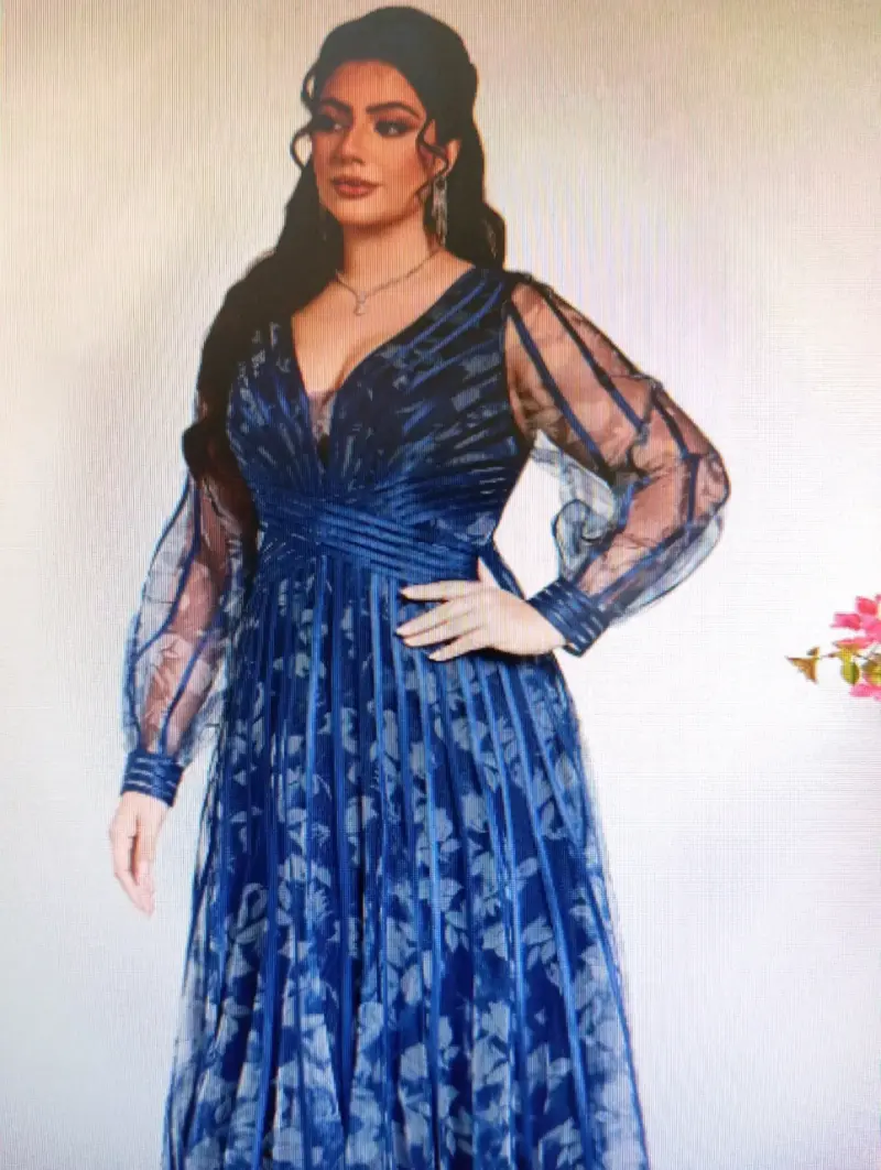 Vestido largo azul con transparencia floral