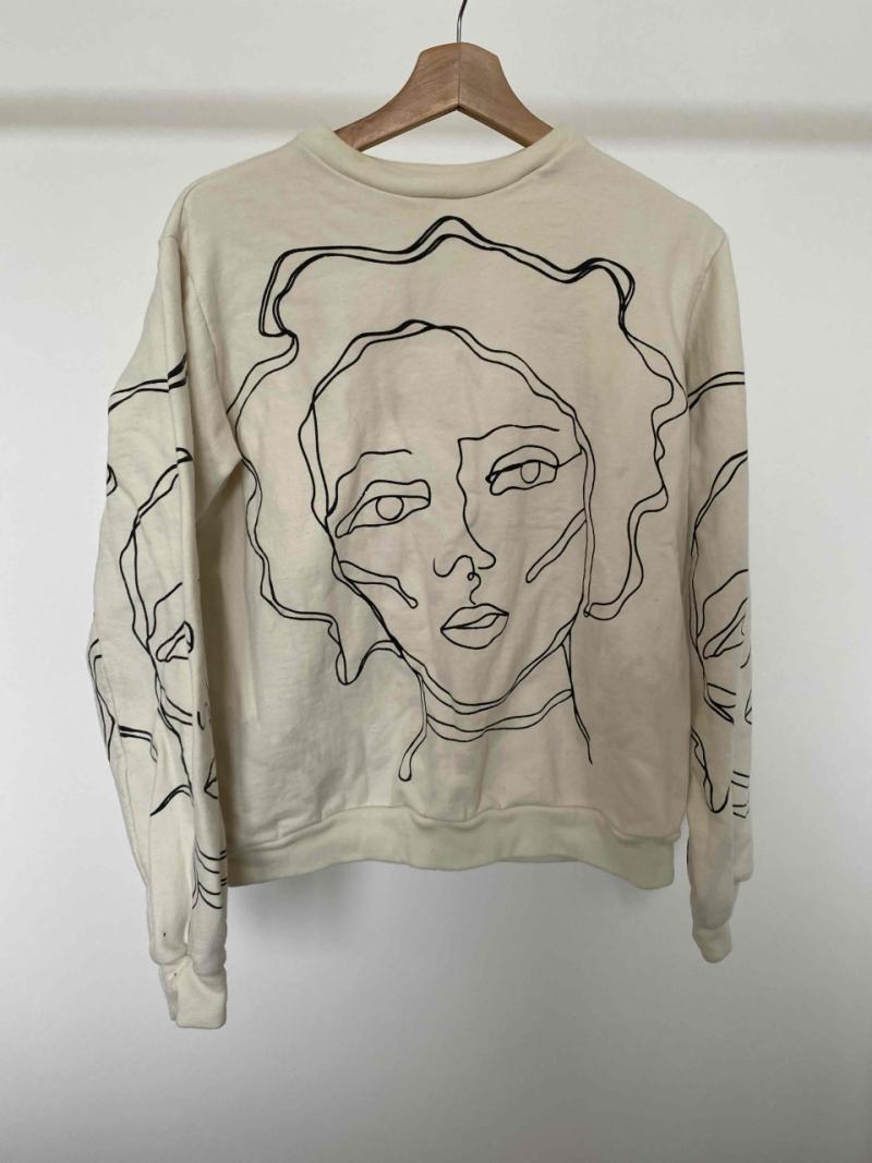 Polerón beige con diseño de rostros - 3