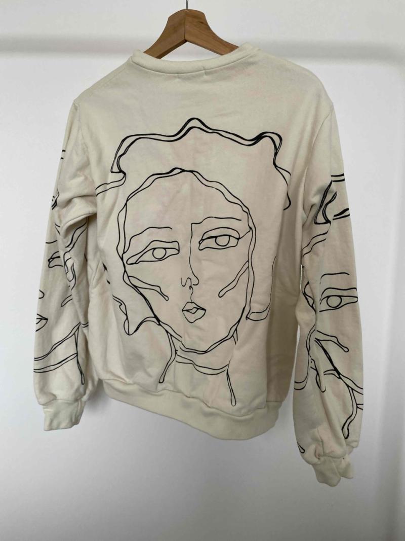 Polerón beige con diseño de rostros - 4