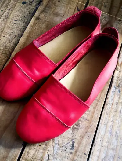 Zapatos planos rojos en buen estado - miniatura 1