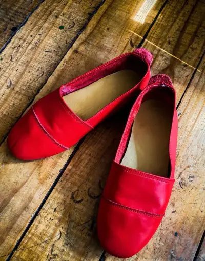 Zapatos planos rojos en buen estado - miniatura 2