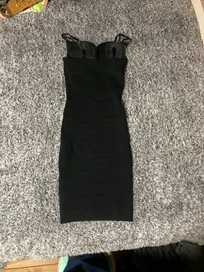 Vestido negro ajustado - miniatura 1