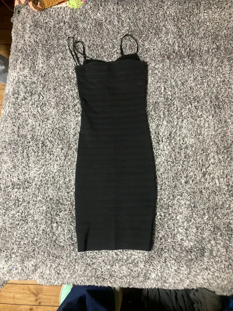 Vestido negro ajustado - 2
