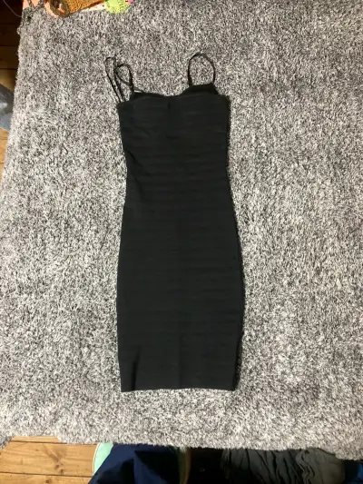 Vestido negro ajustado - miniatura 2