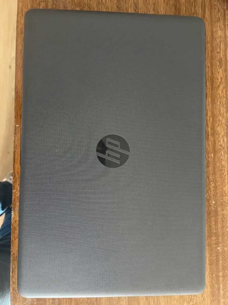 Laptop HP negra 15 pulgadas - 2