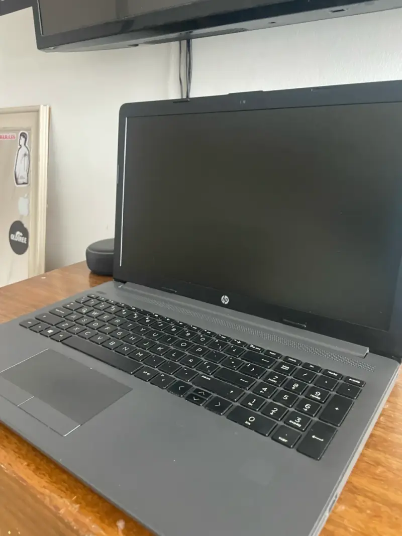 Laptop HP negra 15 pulgadas - 3