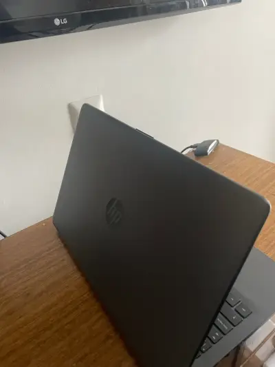 Laptop HP negra 15 pulgadas - miniatura 4