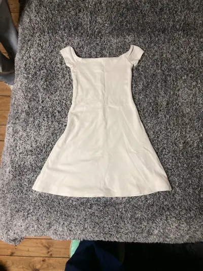 Vestido blanco sencillo - miniatura 1