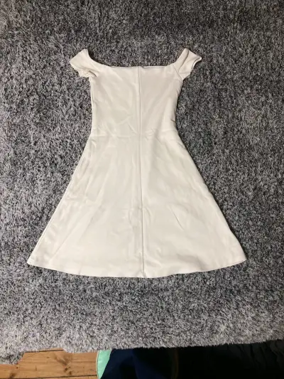 Vestido blanco sencillo - miniatura 2
