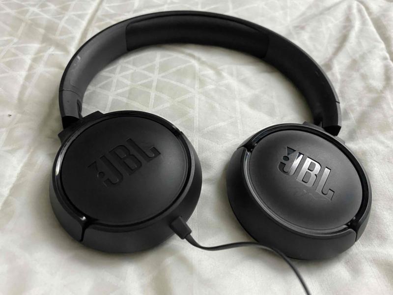 Audífonos JBL negros - 1