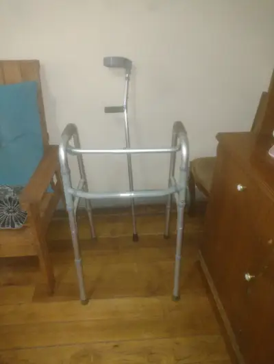 Caminador plegable con bastón - miniatura 1