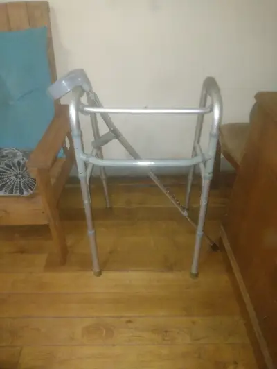 Caminador plegable con bastón - miniatura 2