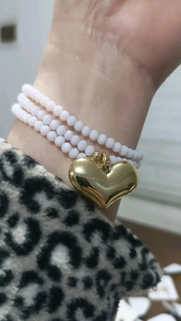 Pulsera blanca con dije dorado