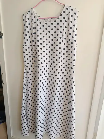 Vestido blanco con lunares negros - miniatura 1