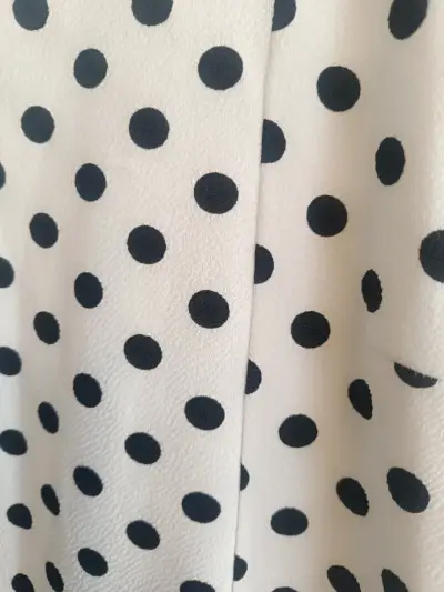 Vestido blanco con lunares negros - miniatura 2