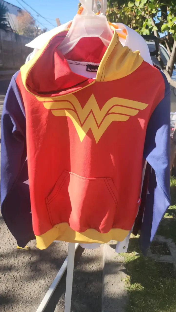 Polerón Wonder Woman rojo