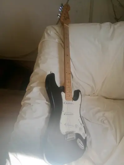 Guitarra eléctrica negra - miniatura 1