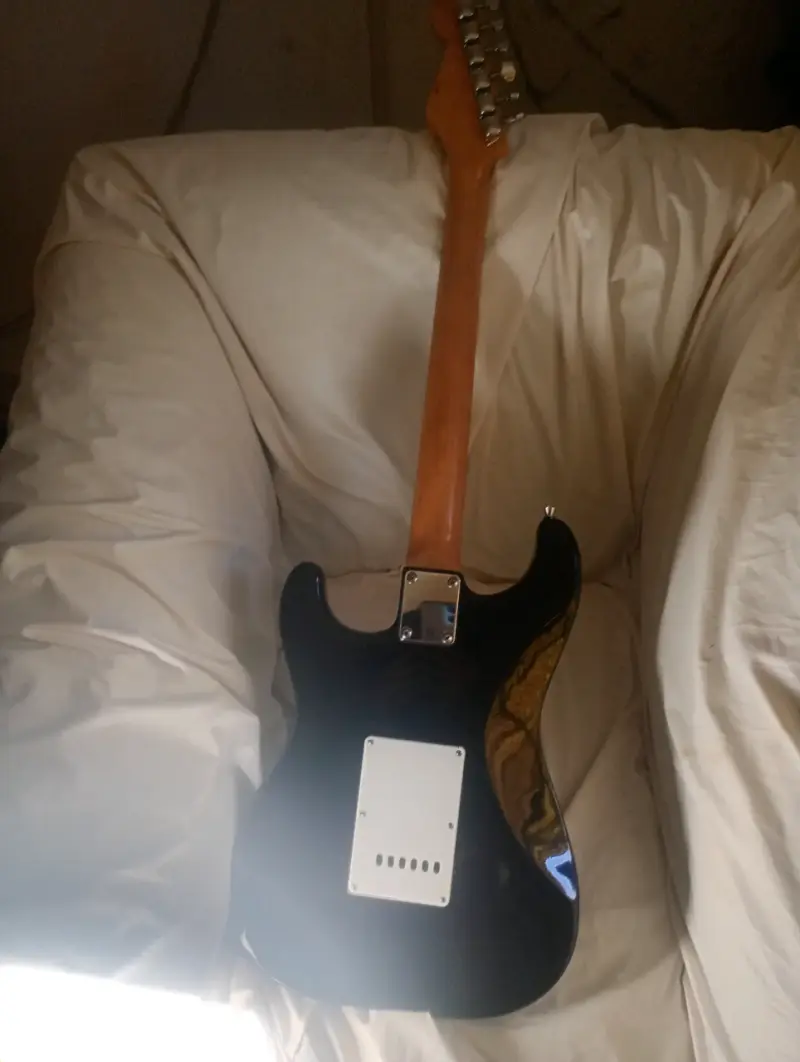 Guitarra eléctrica negra - 2