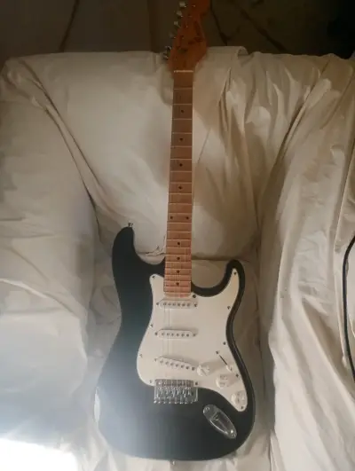 Guitarra eléctrica negra - miniatura 3