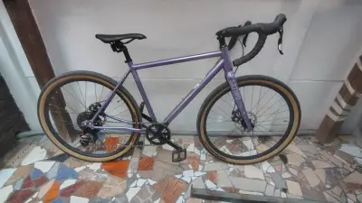Bicicleta de carretera morada - miniatura 1