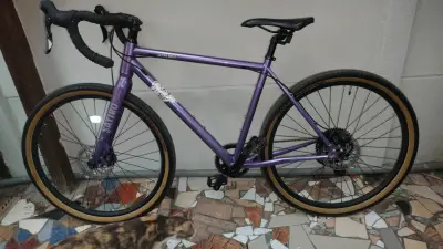 Bicicleta de carretera morada - miniatura 5