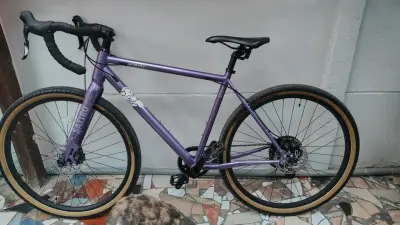 Bicicleta de carretera morada - miniatura 6