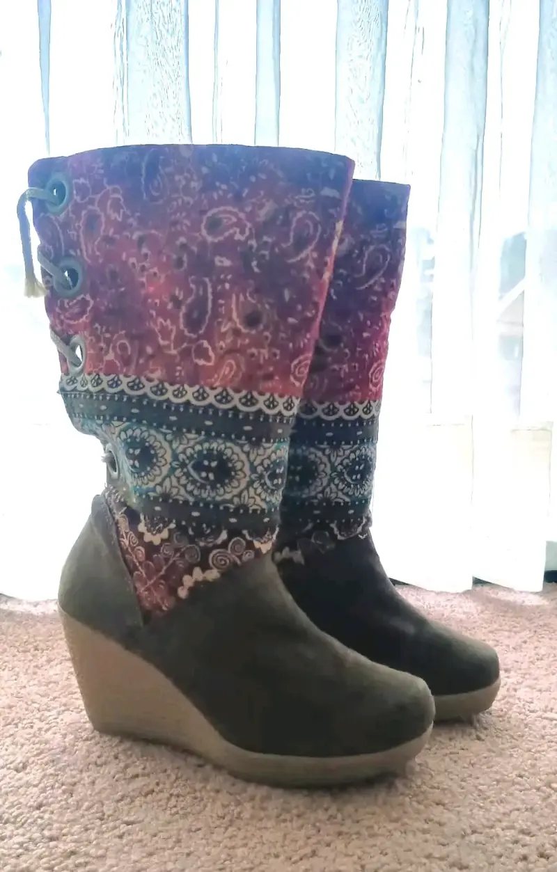 Botas con cuña y estampado étnico