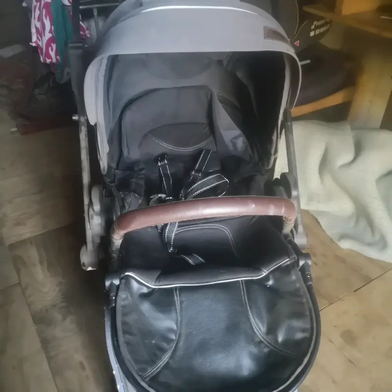 Coche de bebé gris y negro - 1