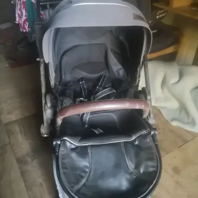 Coche de bebé gris y negro - miniatura 1