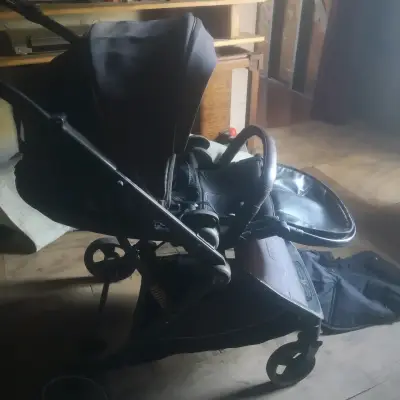 Coche de bebé gris y negro - miniatura 2