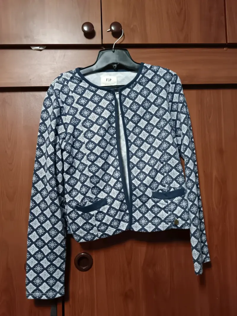 Chaqueta azul con patrón geométrico - 1