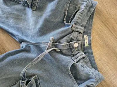 Jeans azul cargo mujer - miniatura 3
