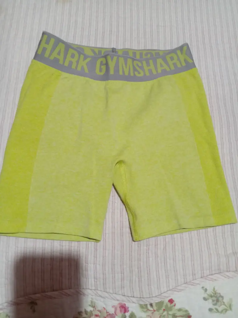 Shorts deportivos Gymshark amarillos - 1