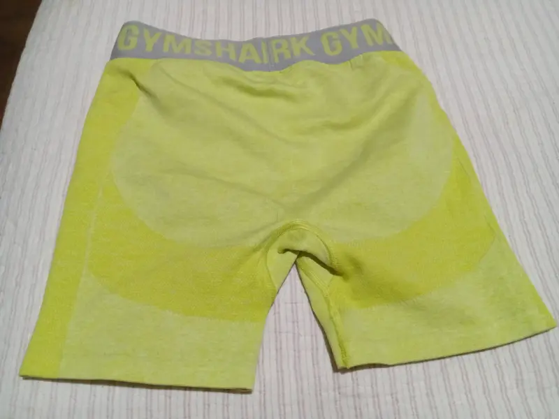 Shorts deportivos Gymshark amarillos - 2