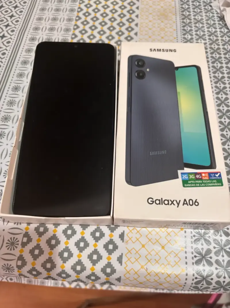 Samsung Galaxy A06 en caja - 1