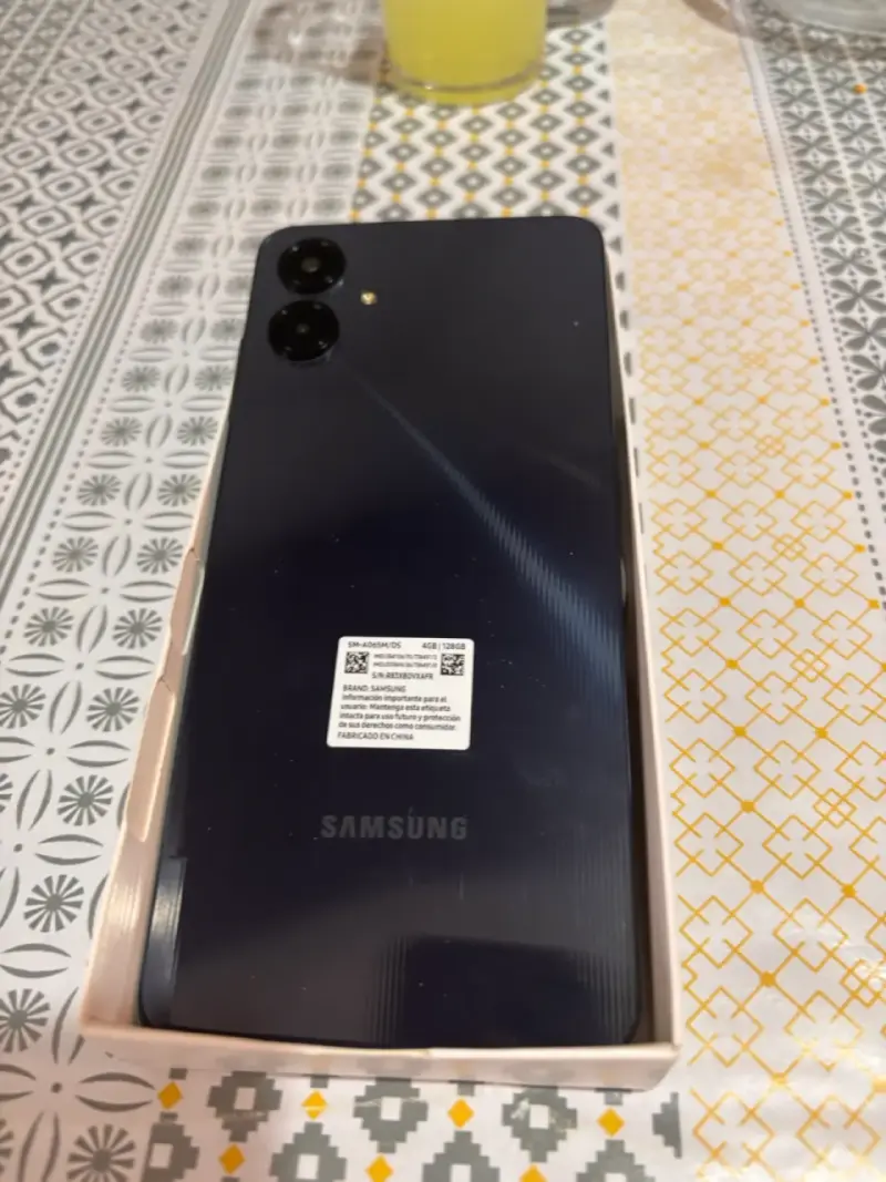 Samsung Galaxy A06 en caja - 2