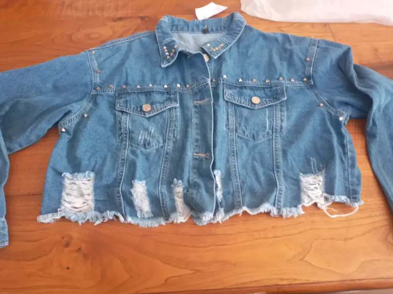 Chaqueta de mezclilla con tachas - 1